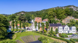 Gamle Bergen, med sin idylliske og historiske atmosfære, ligger i behagelig gåavstand.