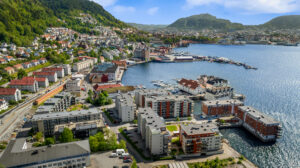 Fra Sandviken Brygge er det kort avstand til det meste man trenger i hverdagen – dagligvare, treningstilbud, kollektivtransport og et rikt byliv i Bergen sentrum.