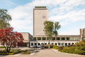 Norges Handelshøyskole (NHH) befinner seg innen gå/sykkelavstand fra Sandviken Brygge.