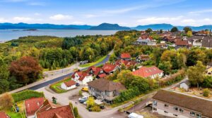 Fine rekreasjonsområder og turterreng ligger lett tilgjengelig fra boligen.