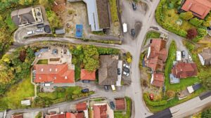 Tomten er opparbeidet med asfalterte arealer og deler med naturtomt.