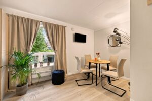 Stuen gir plass til både sofagruppe og spisebord.