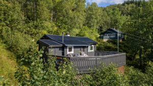 Utvendig bod gir praktisk plass til oppbevaring av turutstyr og hageredskaper.