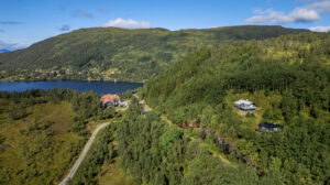 Hytten ligger i fredelige omgivelser på en eiet tomt på ca. 670 m².