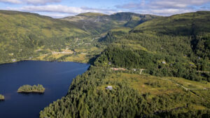 Den høye og luftige beliggenheten byr på vakre utsyn mot fjell og natur.