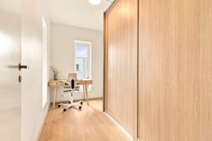 Det tredje soverommet er innredet med en romslig skyvedørsgarderobe. Rommet egner seg også godt til hjemmekontor eller lignende.