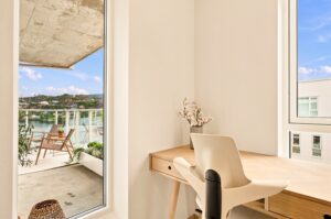 Det vertikale vinduet mot altanen og sjøen - bidrar til naturlig lysinnslipp og åpenbarer utsikten. Det moderne glassrekkverket gir uhindret siktlinje mot sjøen og bebyggelsen på motsatt side.