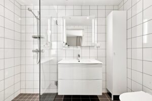 Det er 2 helflisede bad i leiligheten. Det private badet tilknyttet hovedsoverommet har en moderne og tidløs utførelse.