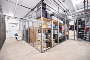 Leiligheten disponerer en romslig ekstern bod på 8 m² – svært gode oppbevaringsmuligheter. Den store boden gir verdifull ekstra lagringsplass til blant annet sportsutstyr, kofferter og sesongartikler.