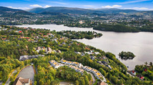 Beliggenheten kombinerer en fredelig og tilbaketrukket atmosfære med kort vei til servicetilbud, gode turmuligheter og Bergen sentrum.