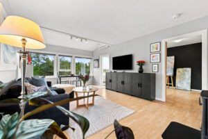 Stuen har et areal på 24  m² hvor det er god plass til både sittegruppe og spisebord 