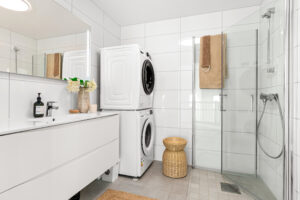 Utsnitt av badet i boligens 2. etasje. Stilrent og moderne med plass til vaskesøyle. Det er rør-i-rør system og balansert ventilasjonsanlegg i boligen.
