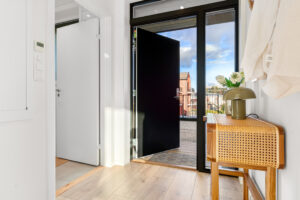 Velkommen inn i denne lekre selveierleiligheten. Boligen går over 2-plan og har et samlet areal på 114 m² (BRA-i). 