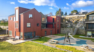 Sameiets fellesareal er pent opparbeidet og tilrettelagt for alle aldersgrupper. Sameiet Gommershaugen består av 31 seksjoner (Obos er forretningsfører). Månedlig felleskostnad utgjør kr 2.639,-.