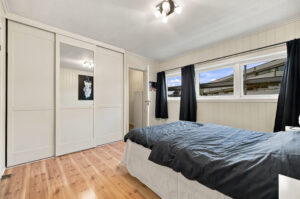 På hovedsoverommet er det en praktisk skyvedørsgarderobe samt egen bod, som alternativt kan benyttes til walk-in-closet. Boligen disponerer også to utvendige boder med samlet areal på 7 m².