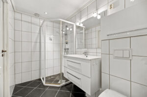 Badet ble fagmessig oppgradert i 2011 og har blant annet vegghengt toalett, moderne innredning og dusjhjørne. Arbeidet ble utført av Løland VVS AS og Algrøy Elektro AS.