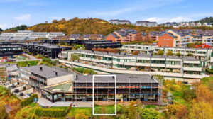 Husrekken er snart ferdig med rehabilitering med ny kledning + isolasjon, nye vinduer, ytterdør samt installasjon av ny varmepumpe. Den sorte ytterkledningen gir rekkehusene et moderne og stilrent uttrykk.